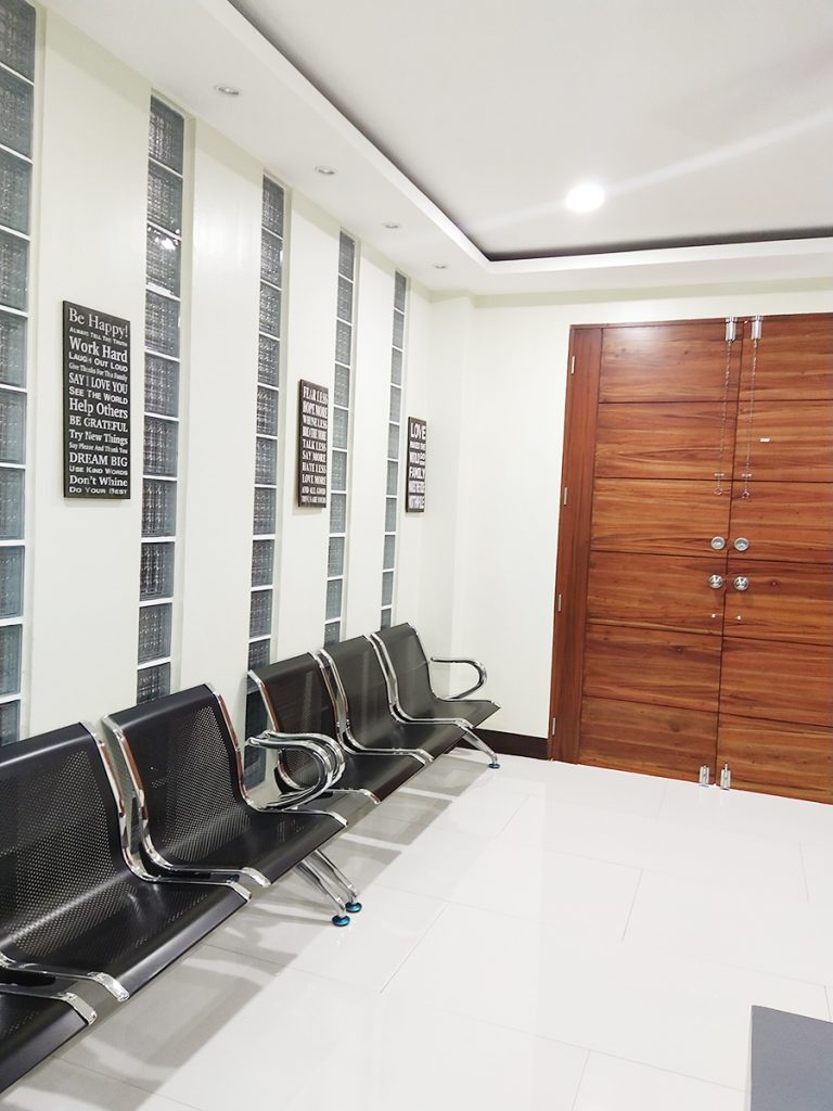spacious reception area 768x1024