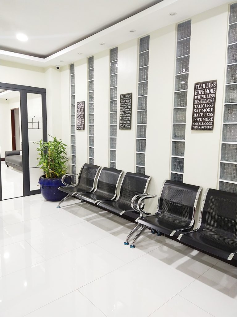 spacious and comfortable lobby 768x1024